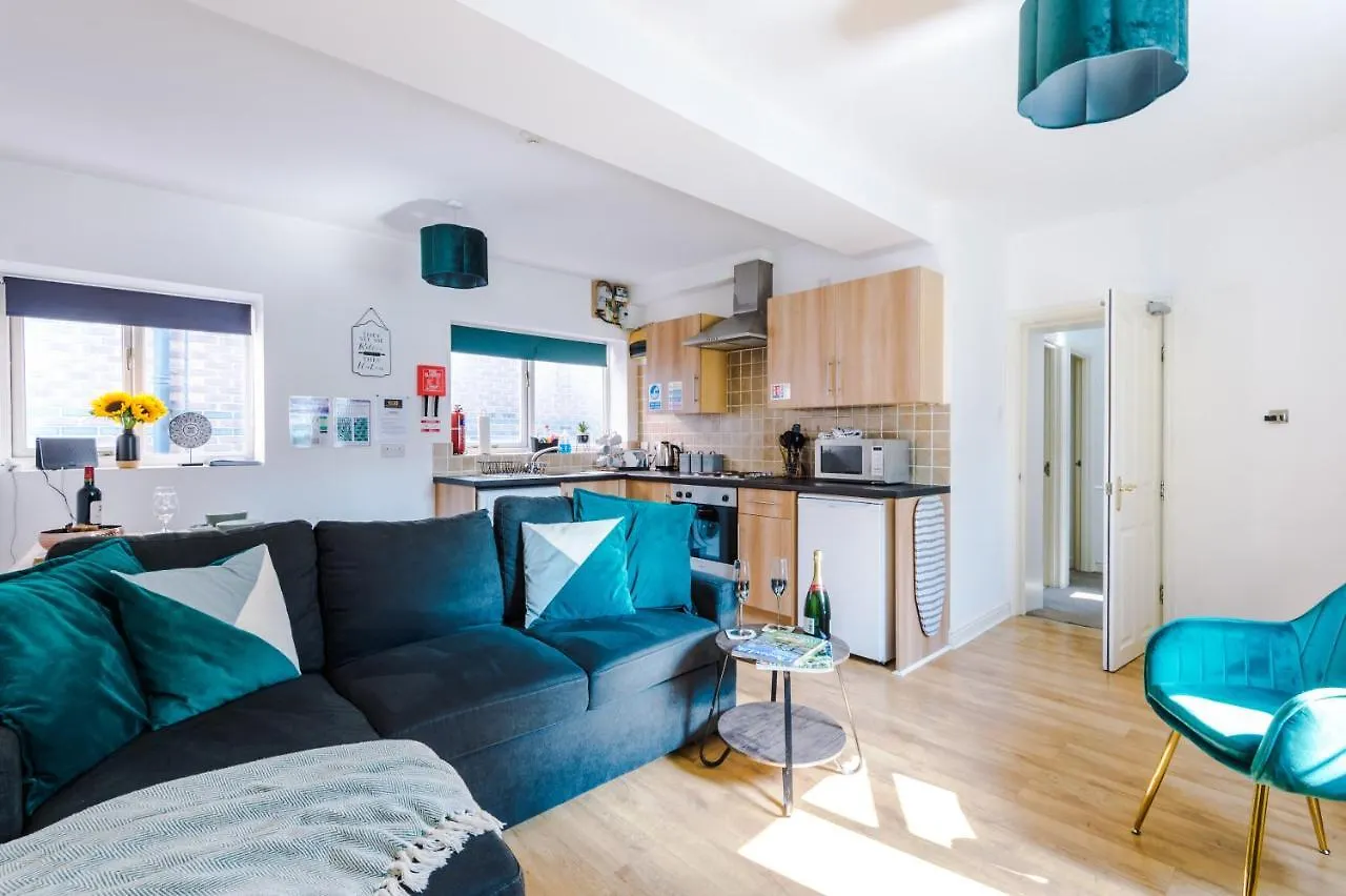 Stylish Chester City Centre Apartment By 53 Degrees Property, Ideal For Couples & Business Professionals - Sleeps 4