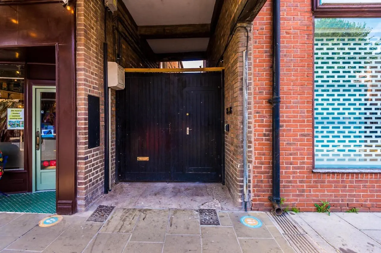 Stylish Chester City Centre Apartment By 53 Degrees Property, Ideal For Couples & Business Professionals - Sleeps 4