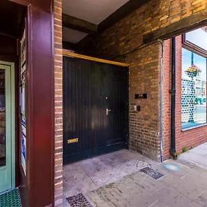 Bright 1-bed In By 53 Degrees Property, Ideal For Professionals & Couples, Great Location - Sleeps 4 Chester